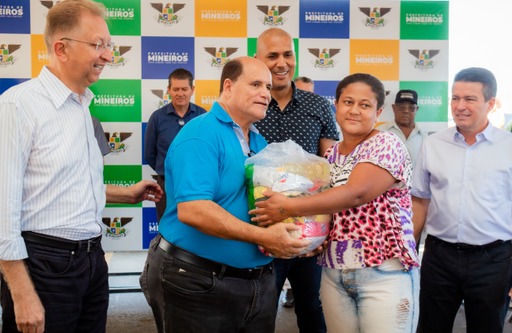 Entrega de cestas básicas para famílias em situação de vulnerabilidade.